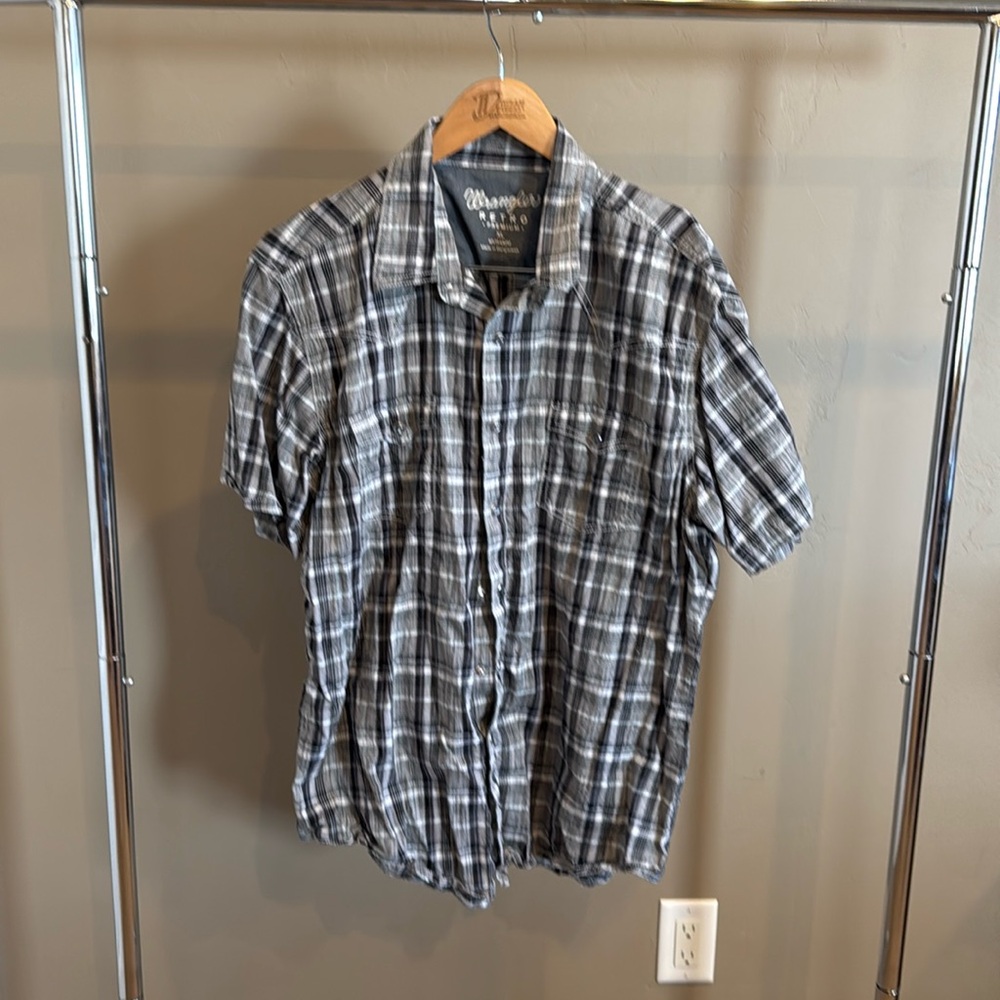 Men’s Wrangler Pearl Snap Button Down shirt, short sleeves. Size XL.